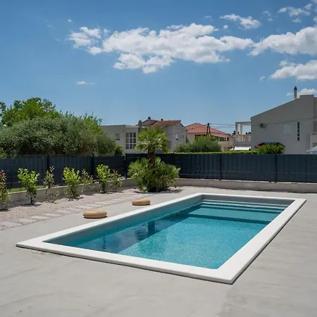 Activitas - Professional Fitness & Pool Villa