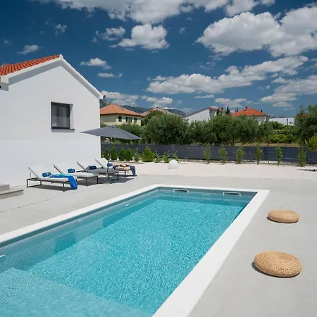 Activitas - Professional Fitness & Pool * Kastela